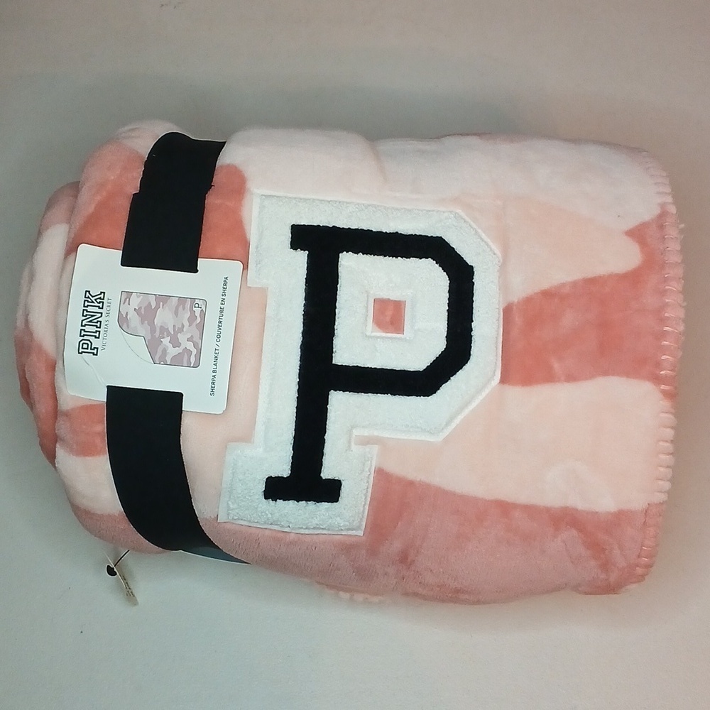 Victoria’s Secret Blanket VS Pink Camo Sherpa Blanket VS PINK Blanket 🆕️ Rare! - Picture 13 of 14