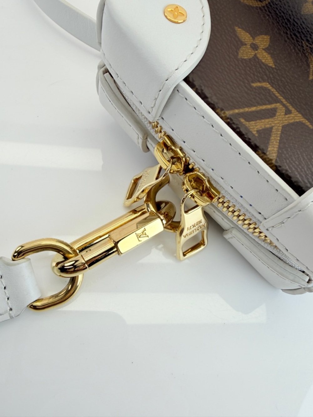 Louis Vuitton Louis Vuitton X NBA Monogram Soft Trunk Phone Box - Picture 10 of 15