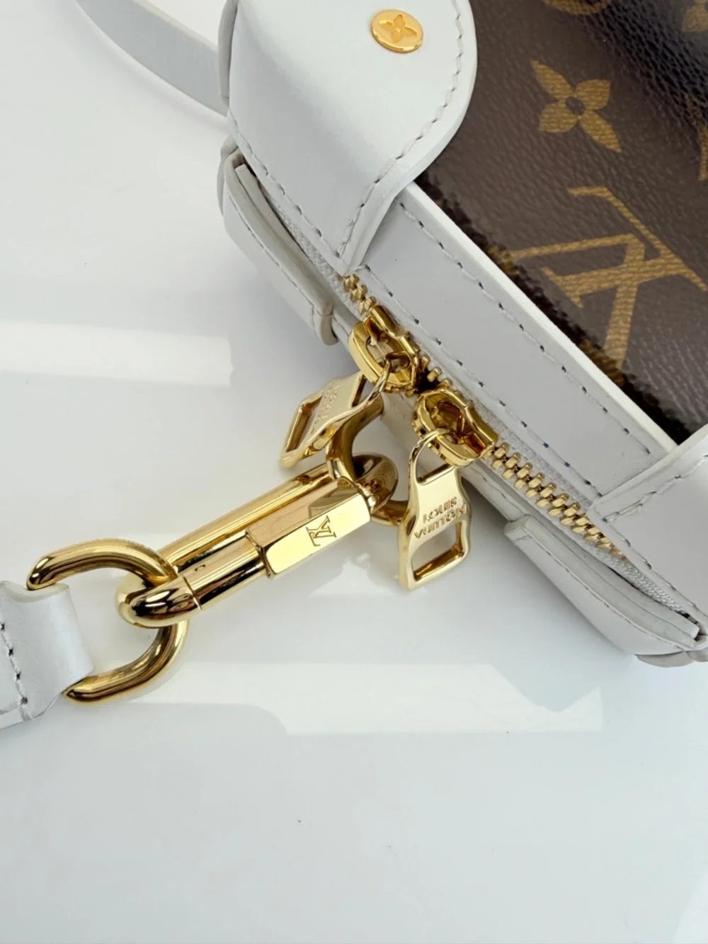 Louis Vuitton Louis Vuitton X NBA Monogram Soft Trunk Phone Box - Picture 10 of 15