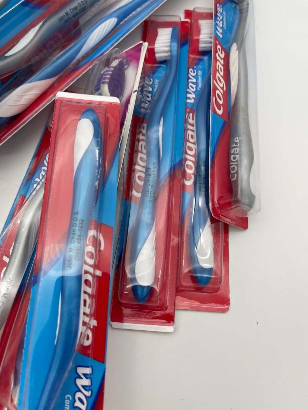Lot of‎ 23 Colgate Wave Manual Toothbrushes Soft and Medium Assorted - Picture 4 of 6