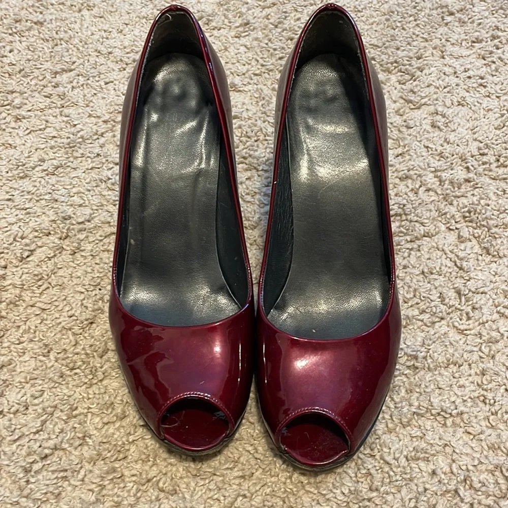 Stuart Weitzman BURGUNDY PATENT LEATHER PEEP TOE PUMPS BY STUART WEITZMAN US7.5 - Picture 3 of 8
