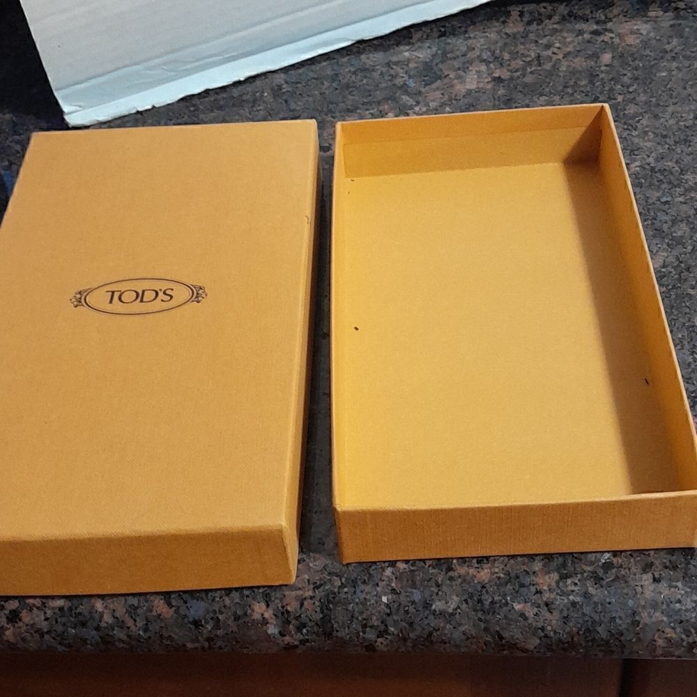 5 Tod's Boxes... 1 is "as is" - Picture 3 of 8