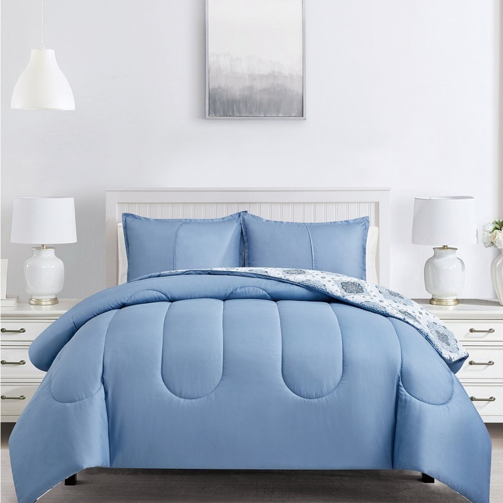 3 Piece Reversible King Comforter Set Blue and White Print - Picture 3 of 6