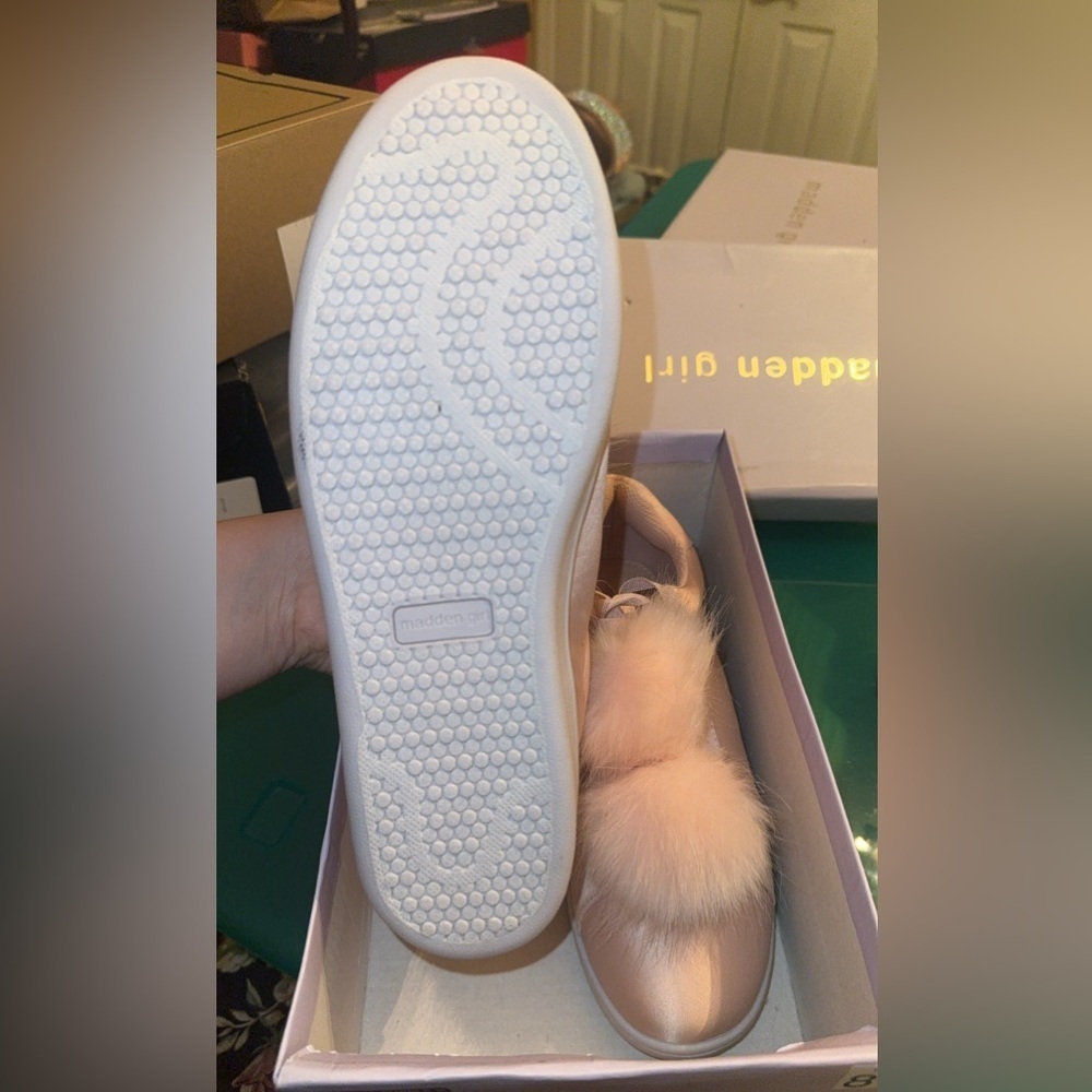 BRAND NEW MADDEN GIRL SNEAKERS - Picture 5 of 6