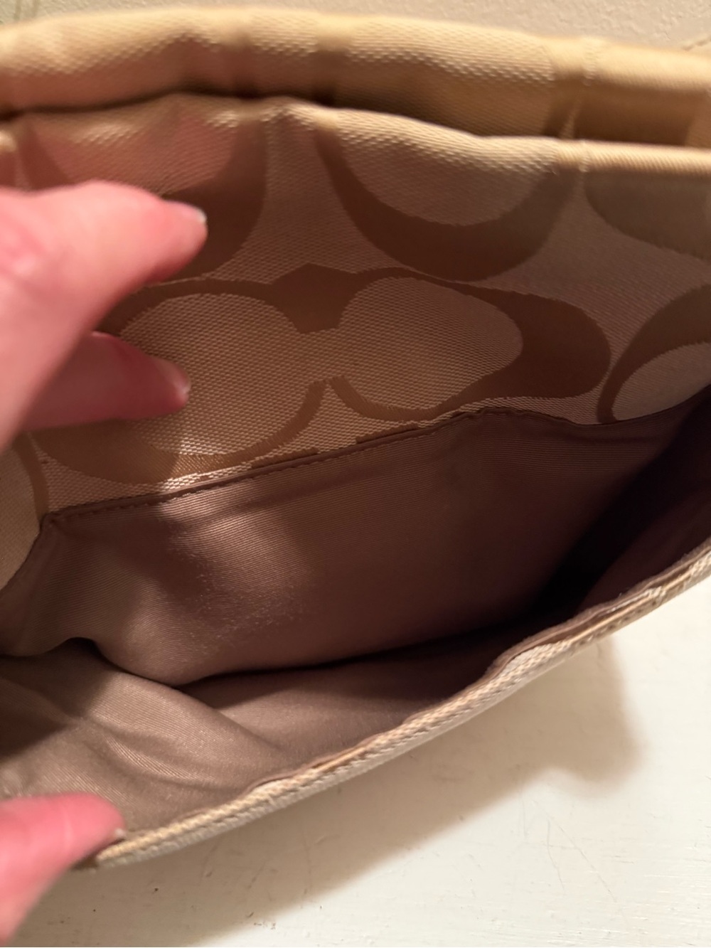 COACH KHAKI WHITE SIGNATURE EUC - Picture 4 of 7