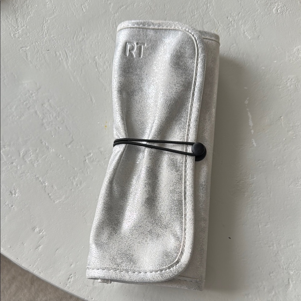NEW- Real Techniques Makeup Brush Set with Carrying Case