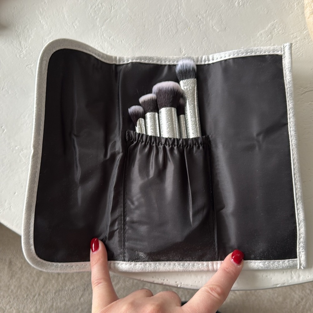 NEW- Real Techniques Makeup Brush Set with Carrying Case - Picture 3 of 8