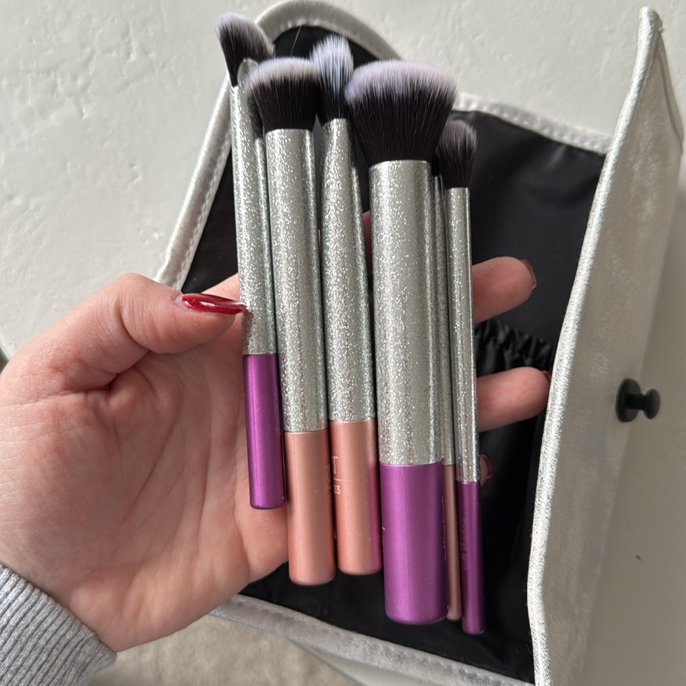 NEW- Real Techniques Makeup Brush Set with Carrying Case - Picture 4 of 8