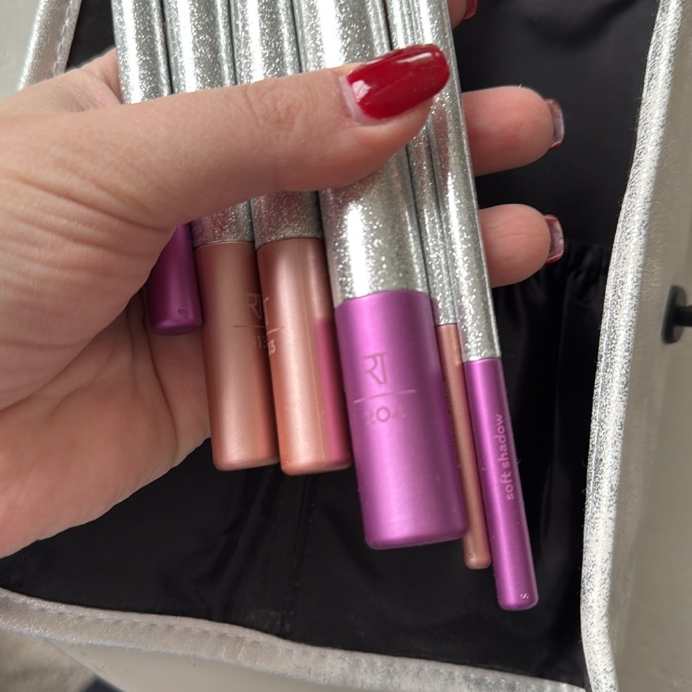 NEW- Real Techniques Makeup Brush Set with Carrying Case - Picture 5 of 8
