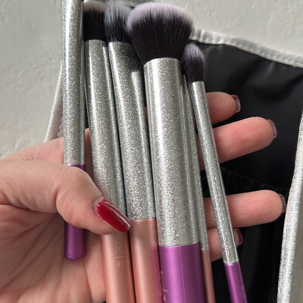 NEW- Real Techniques Makeup Brush Set with Carrying Case - Picture 6 of 8