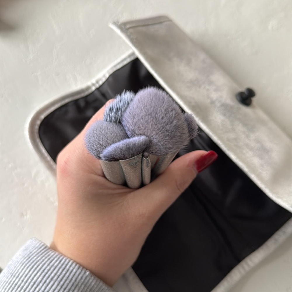 NEW- Real Techniques Makeup Brush Set with Carrying Case - Picture 7 of 8