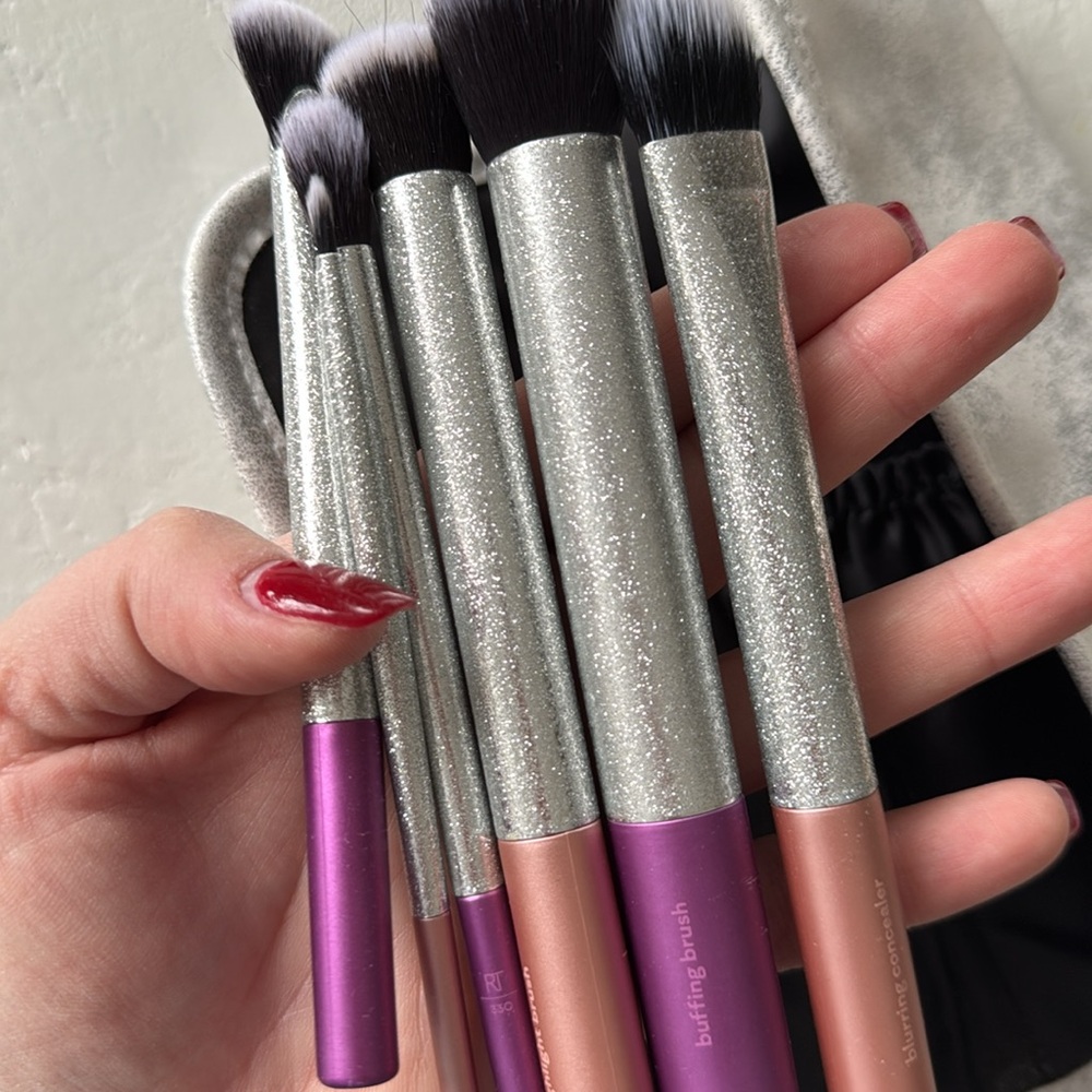NEW- Real Techniques Makeup Brush Set with Carrying Case - Picture 8 of 8
