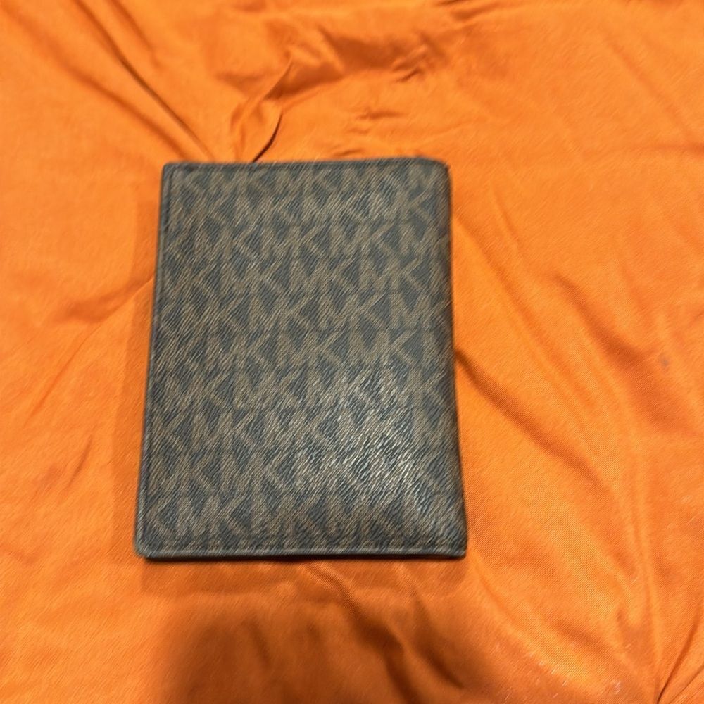 Michael Kors Large Wallet - Picture 3 of 3