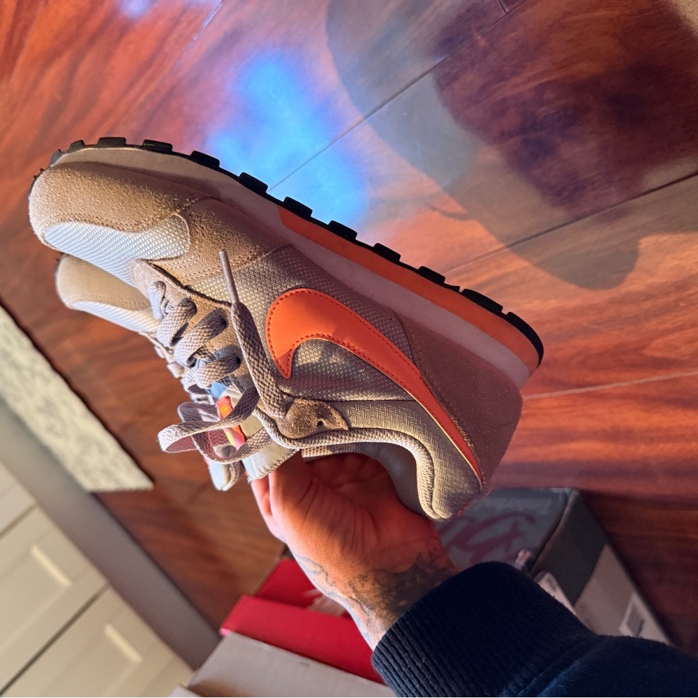 Nike Gray Sneakers with coral detailing - Picture 3 of 7