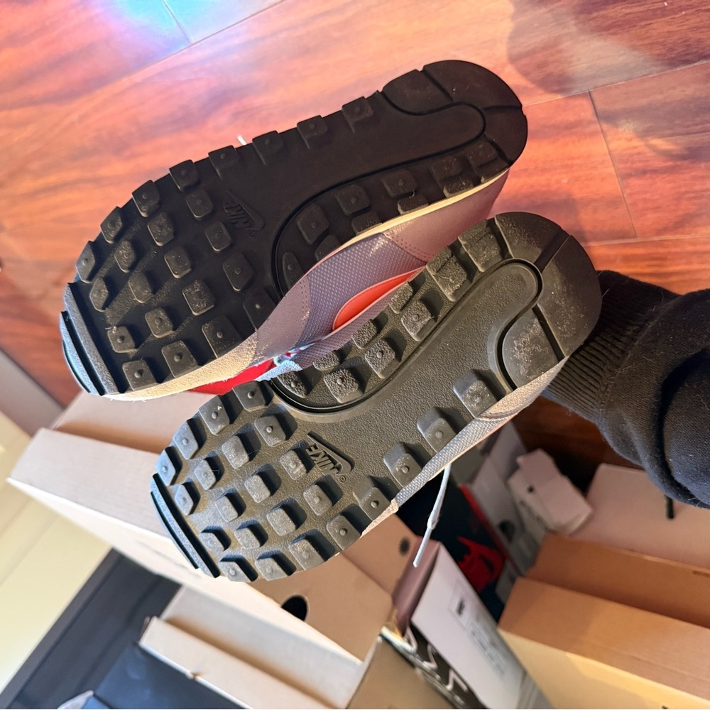 Nike Gray Sneakers with coral detailing - Picture 5 of 7