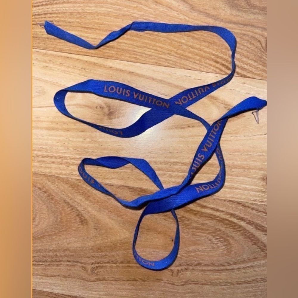LOUIS VUITTON Gift String LOUIS VUITTON Gift String LOUIS VUITTON Gift S…