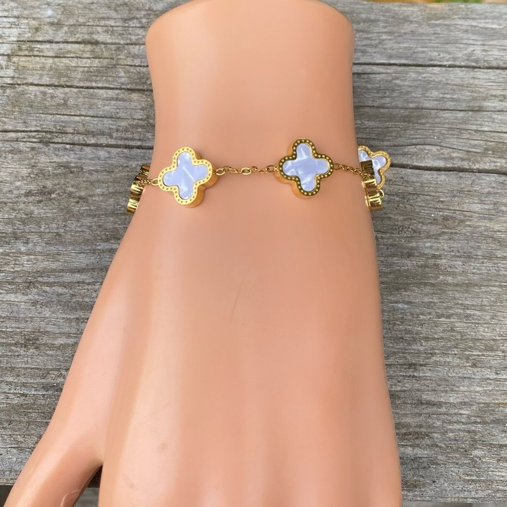 New Unbranded White and Gold Clover Bracelet. NWOT!