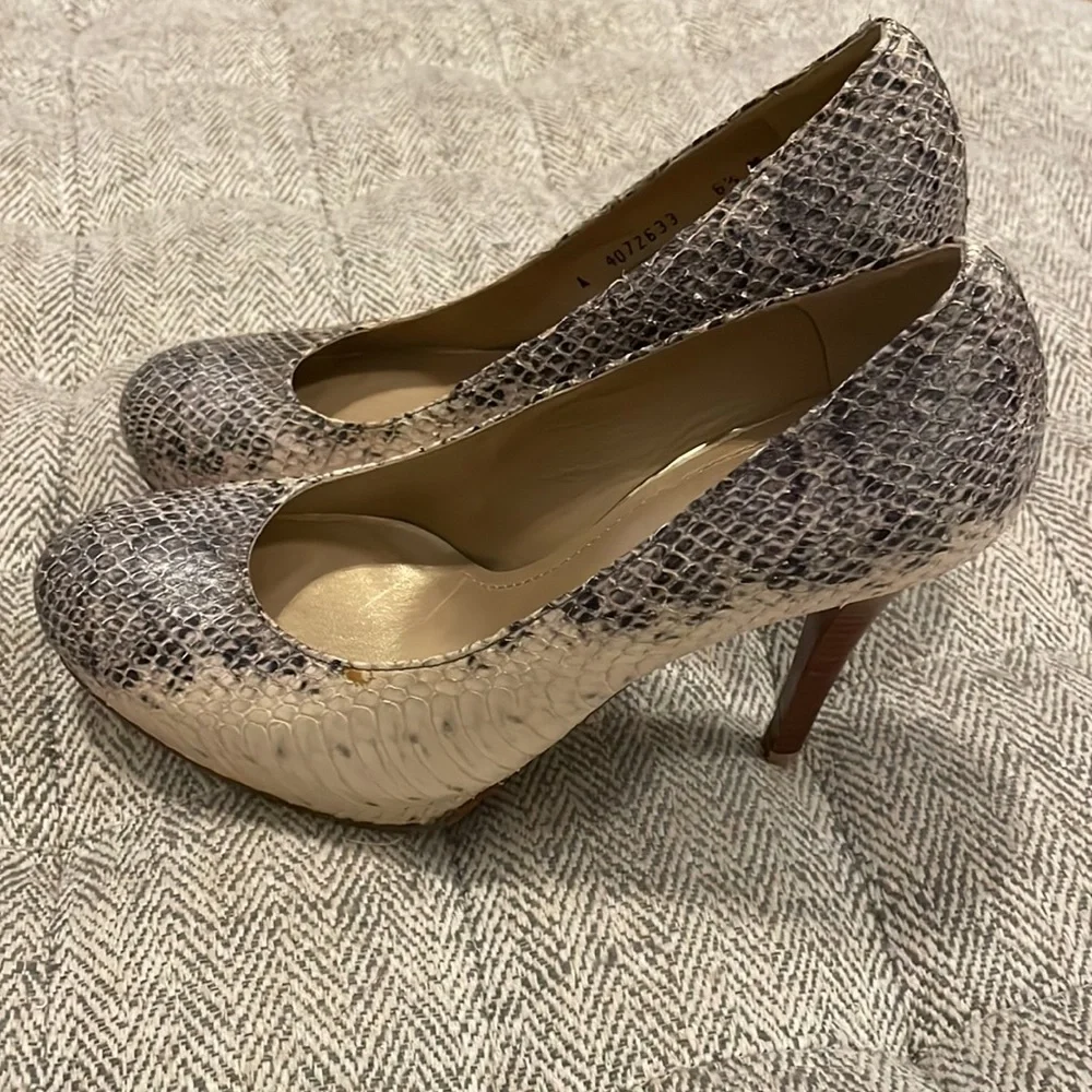 Stuart Weitzman heels size 6.5 M - Picture 2 of 8