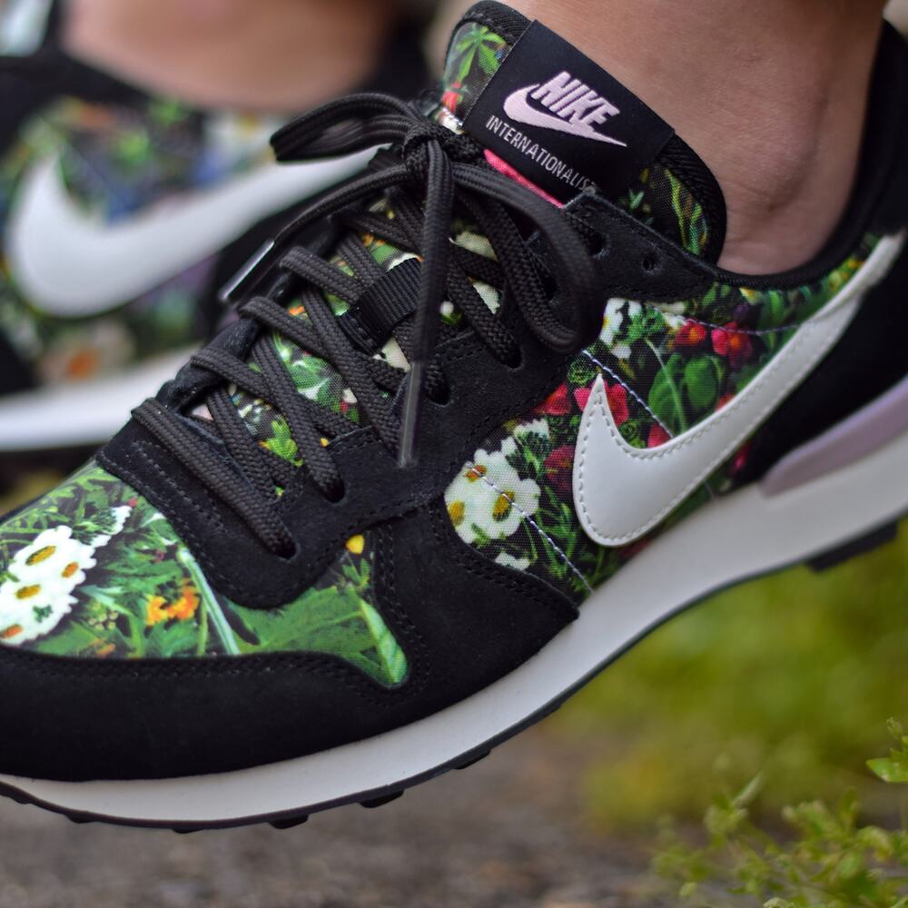 Nike Internationalist Spring Garden Premium Sneakers Black Floral Size 7.5 - Picture 2 of 9