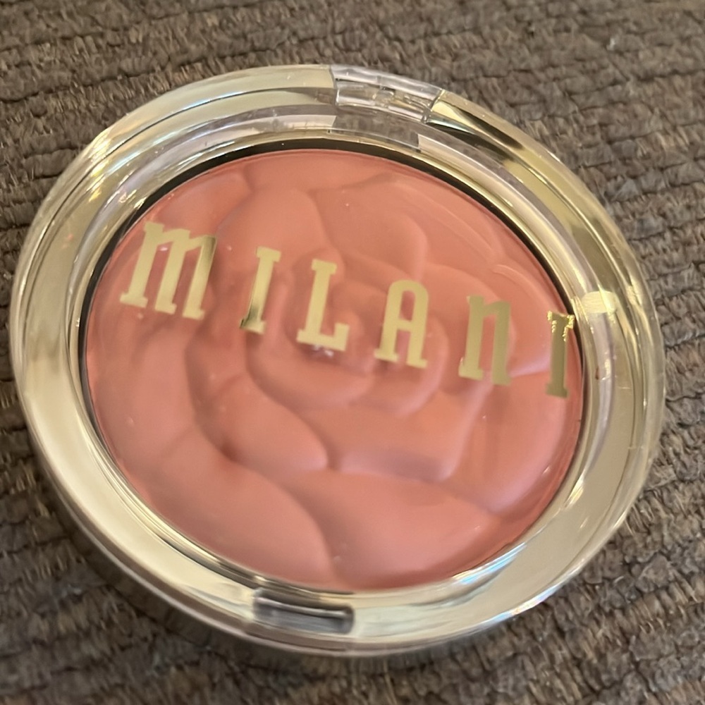 Milani‎ Rose Powder Blush in Tea Rose​​ - Picture 4 of 5