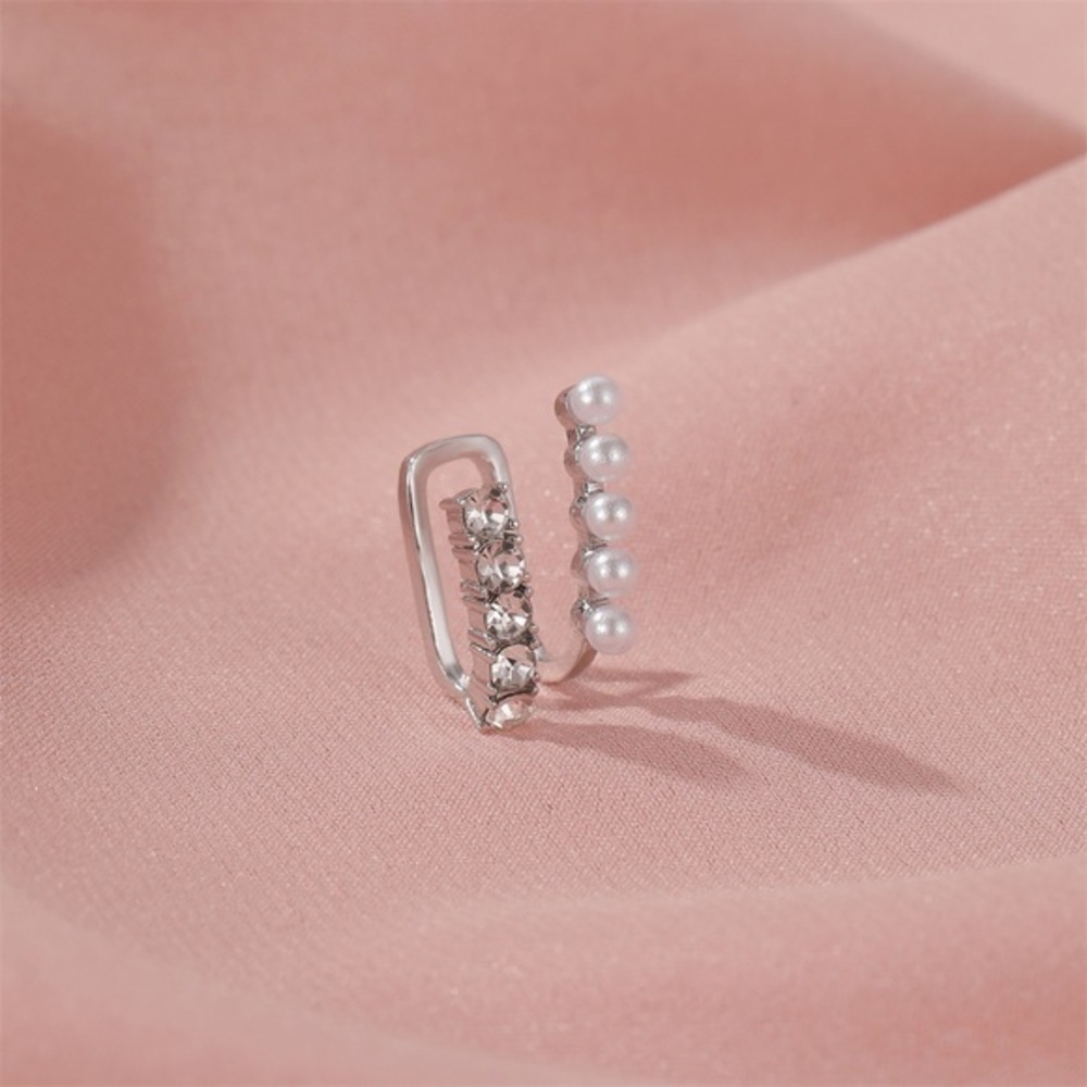 Pearly ear cuff