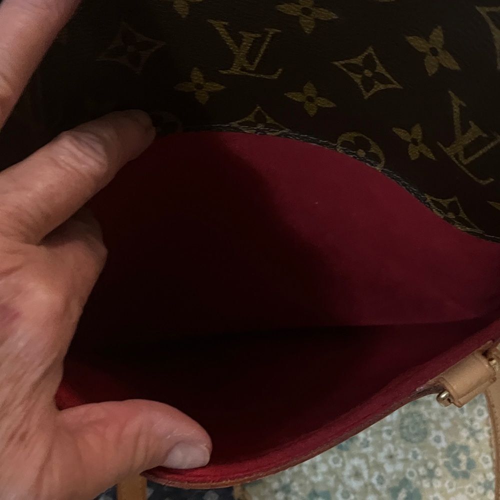 Louis Vuitton - Picture 9 of 12
