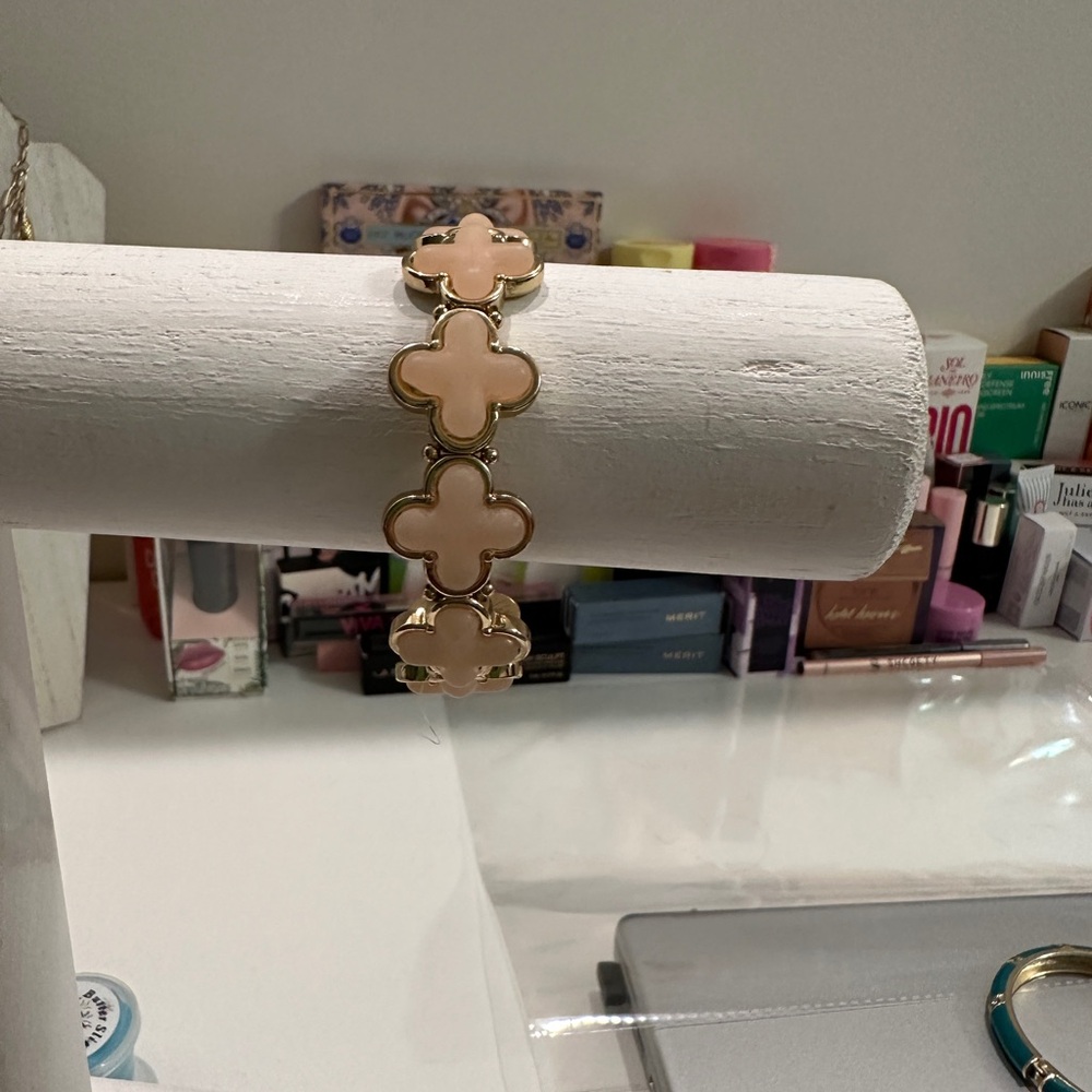 Elegant‎ Gold and cream Clover Bracelet