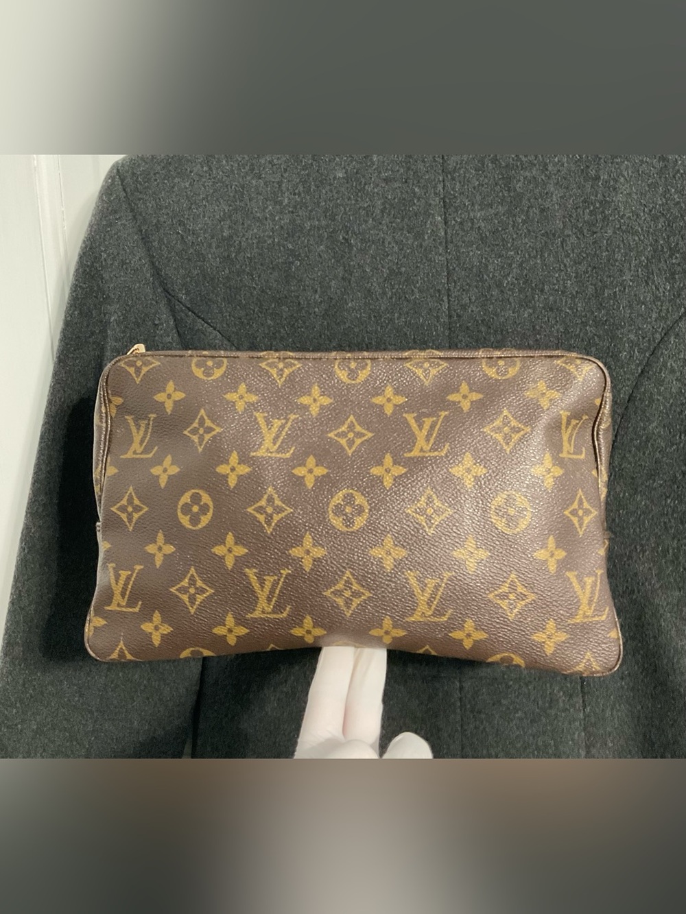 ✅LV TROUSSE 28 CLUTCH 862TH
AUTHENTIC LOUIS VUITTON - Picture 4 of 12