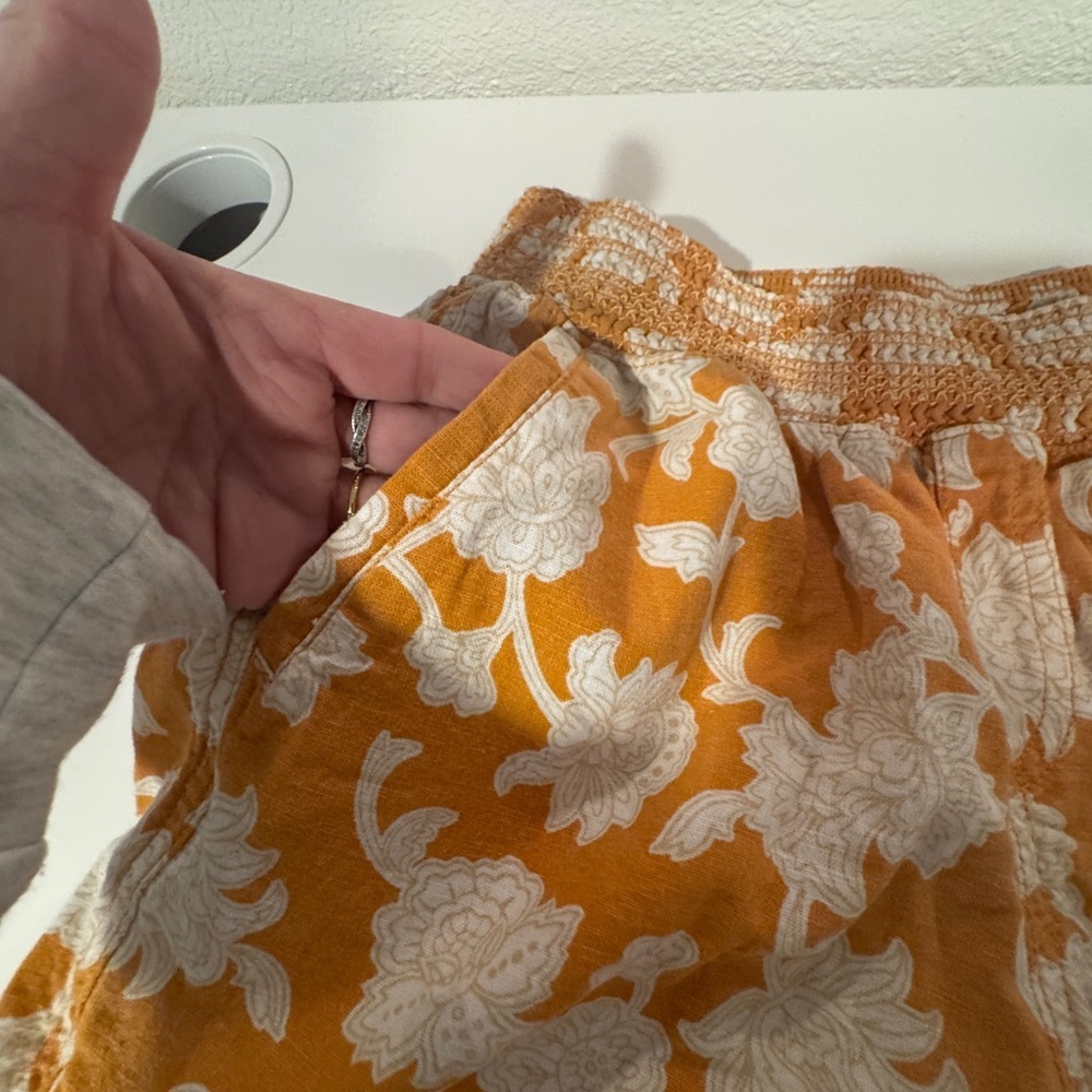 Briggs New York Orange and White Floral Shorts w pockets Sz S - Picture 3 of 5