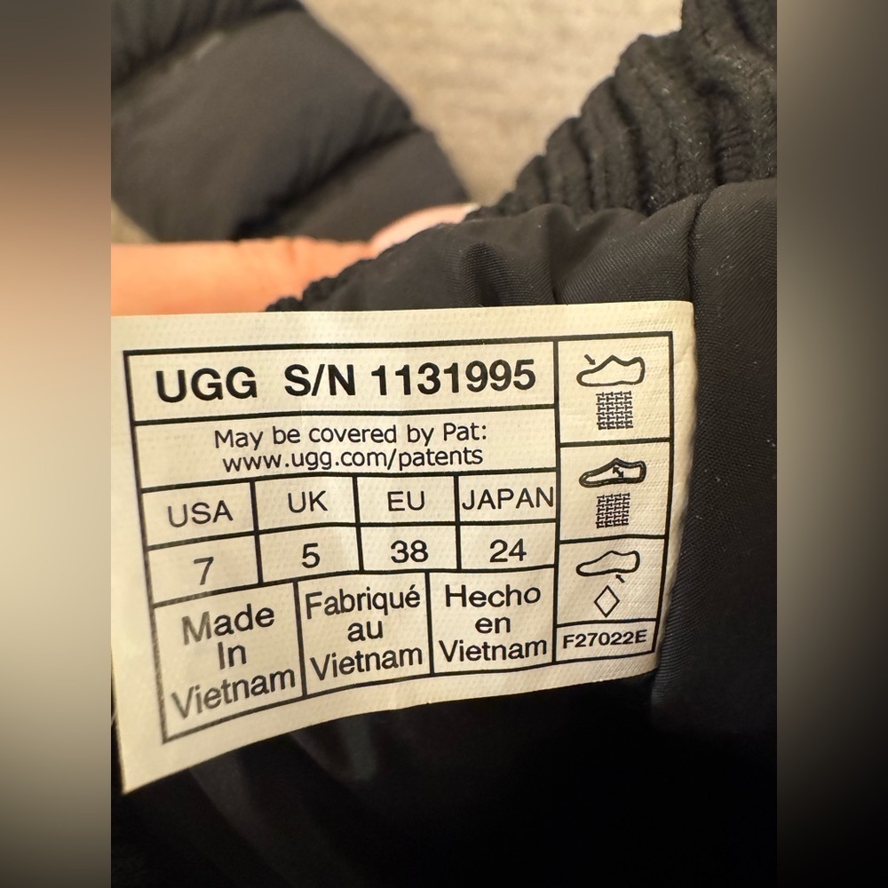 UGG Classic Maxi Ultra Tall - Color: Black - Size 7 - Picture 7 of 10