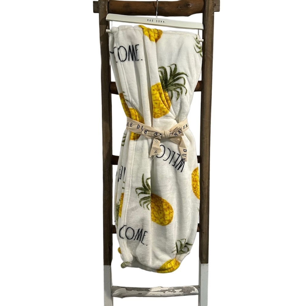 Rae Dunn Welcome Pineapple Printed Plush Throw Blanket - New with Tags - Picture 3 of 4