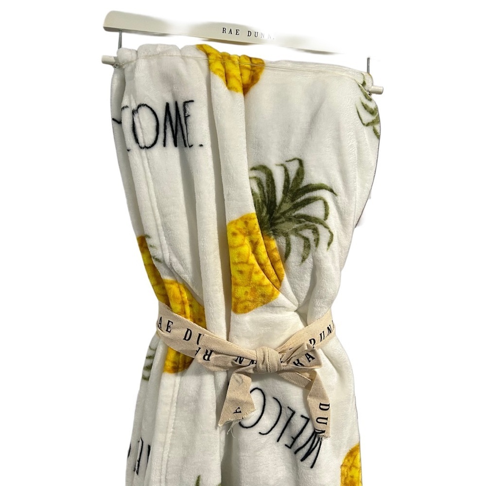Rae Dunn Welcome Pineapple Printed Plush Throw Blanket - New with Tags - Picture 4 of 4