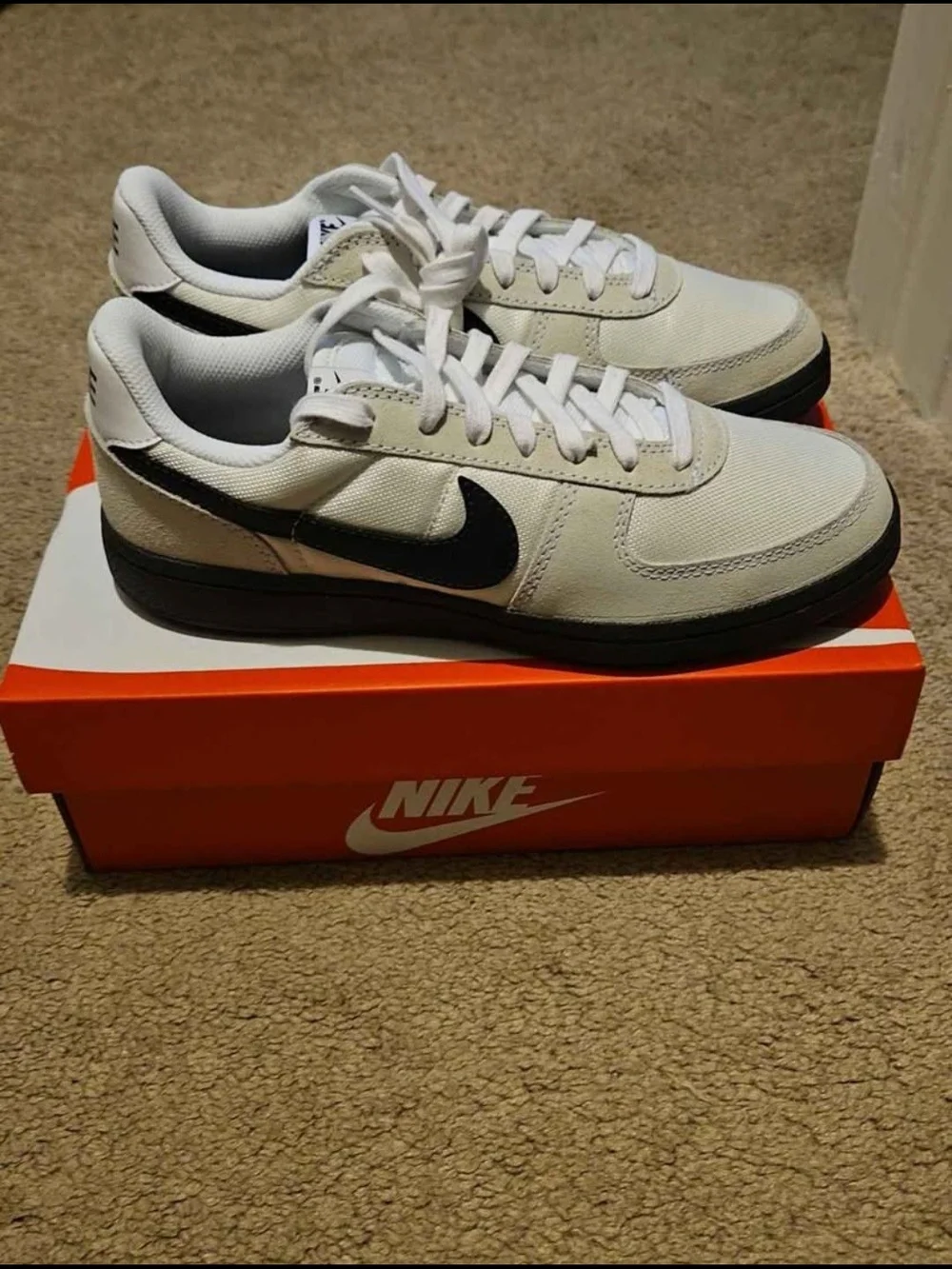 Nike Low-Top Sneakers - Picture 1 of 4