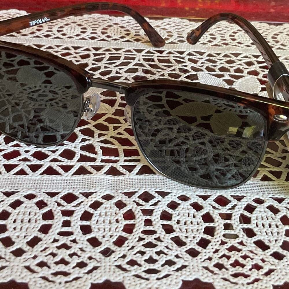 Foster Grant NWT Grey and black polarized sunglasses