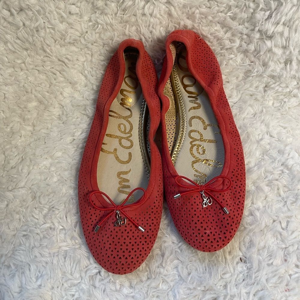 Sam Edelman leather suede lazer cut Ballet Flats slip on bow & charm accent SZ8M