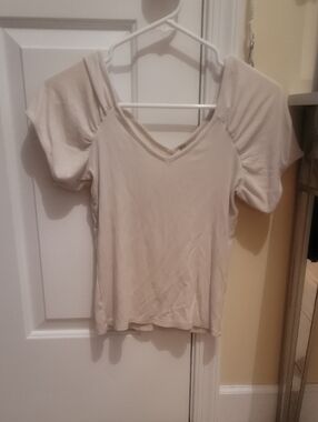 Bke Core Runched Sleeved Top. Size xs. Fitted. Never Worn. Cream Color