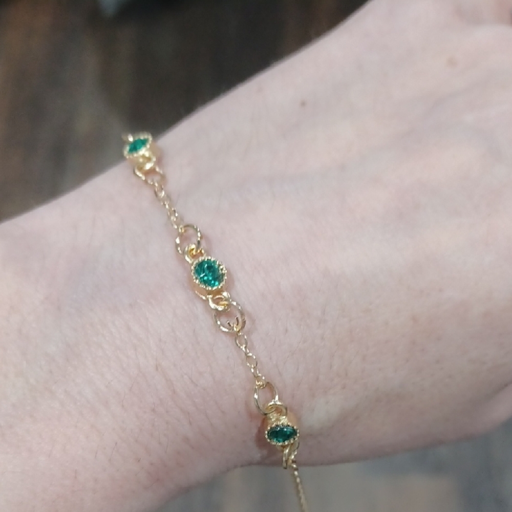New Elegant Gold and Green Bracelet