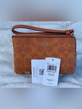 NWT Coach Corner Zip SignatureWristlet