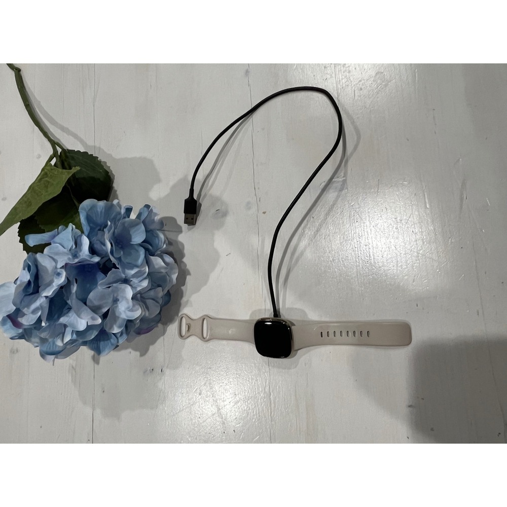 Fitbit Smartwatch‎ GPS Heart Rate Beige Band and charger