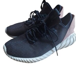10 Adidas pink and‎ black sneaker