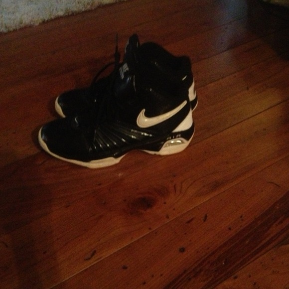 Black basketball shoes