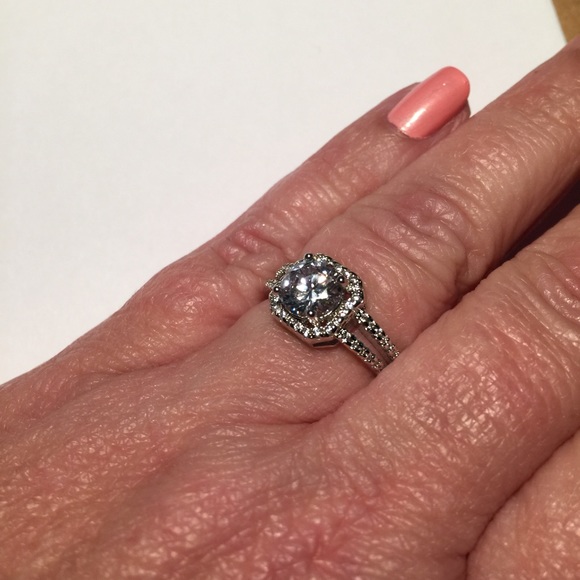 Gorgeous solitaire ring - Picture 1 of 4